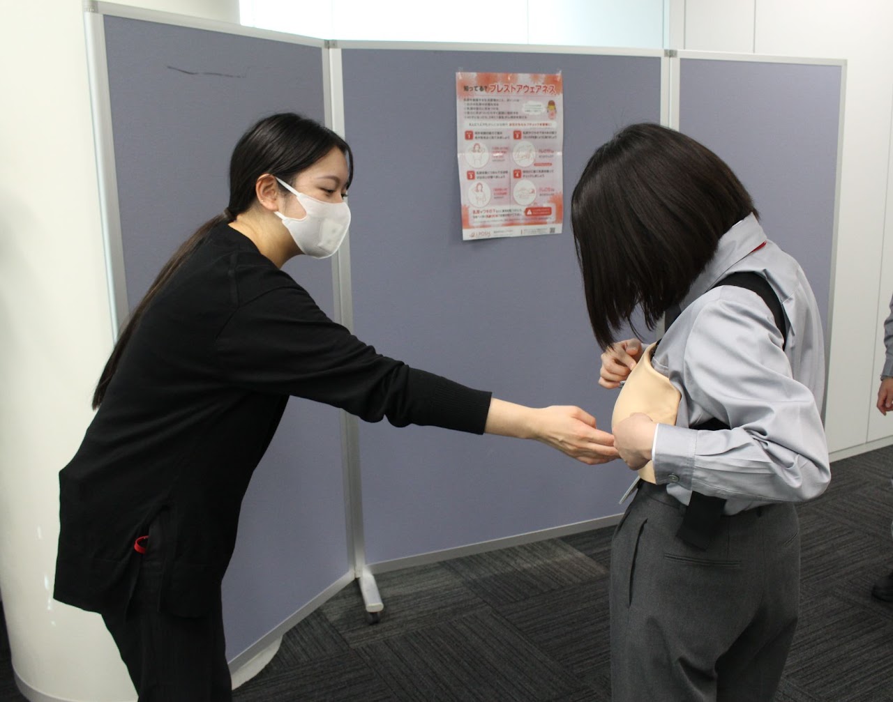 Under the use of a breast model, to detect a lump by the touch method mastered through the self-check experience.