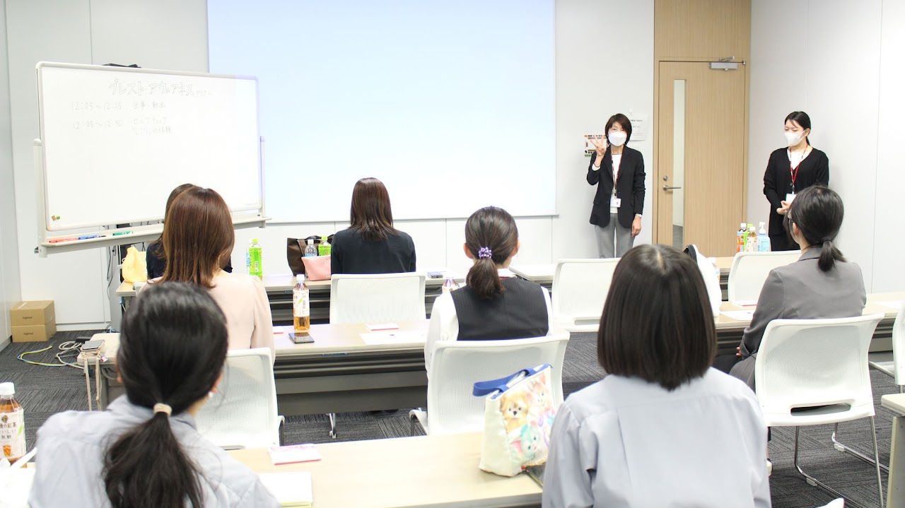 Participants watched the video and listened to the explanation while having lunch.